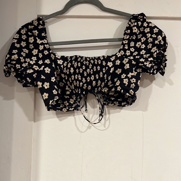 Black with white flowers, cute summer crop - Picture 2 of 2